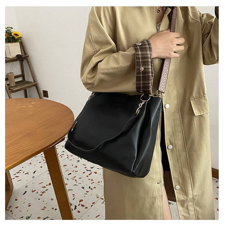 White Chic 2-Piece Tote Bag Set - Large Capacity Commuter Handbag with Wide Strap Crossbody Purse