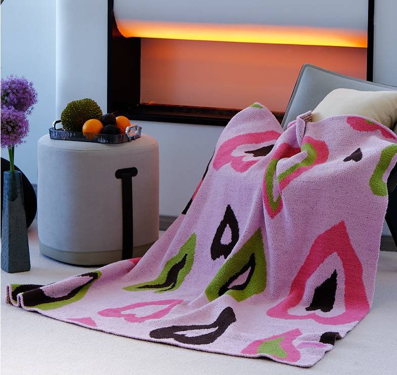 Pink Luxurious Chunky Knit Throw Blanket - Cozy & Thick Sofa Accent - 136 x 130cm (920g)