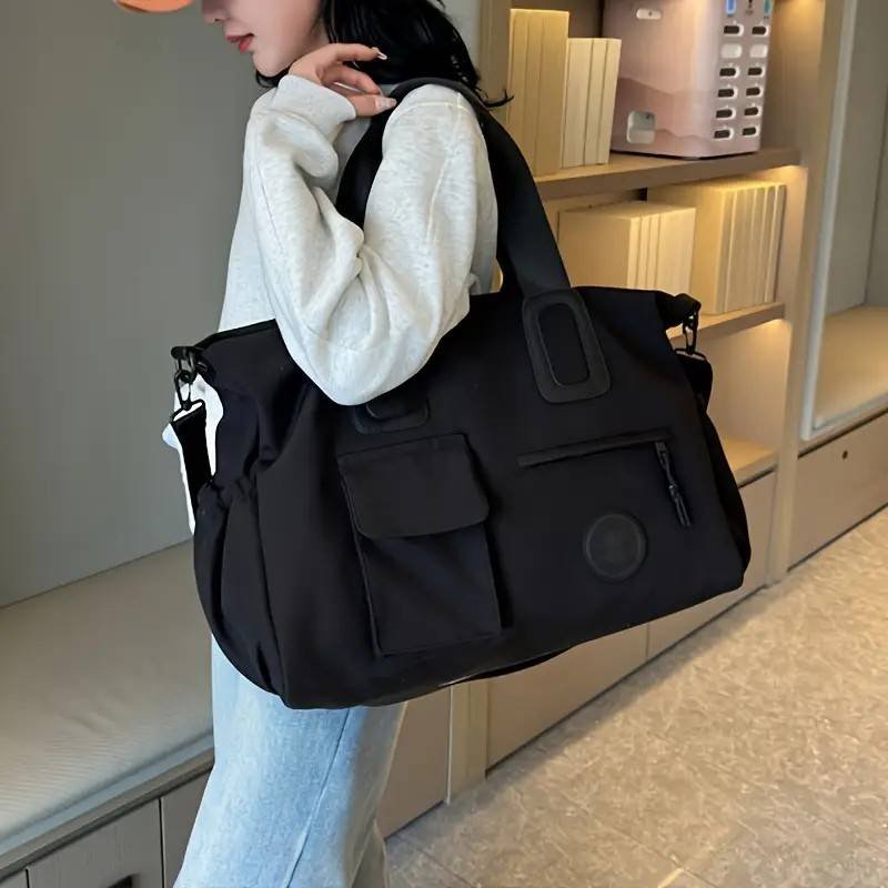 black Large-capacity travel tote bag, lightweight carry-on luggage with shoulder strap, gym bag, portable laptop bag, ideal for short trips, hand-carry style.