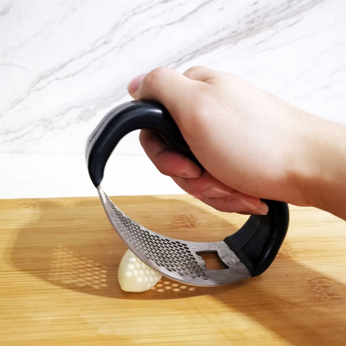 Stainless Steel Garlic Press Rocker, Garlic Mincer With Studs, Heavy Duty Garlic Chopper, Effective Garlic Peeler, Easy to Clean Kitchen Gadget for Minced Garlic, Dishwasher Safe 【1000+ bought since yesterday】A